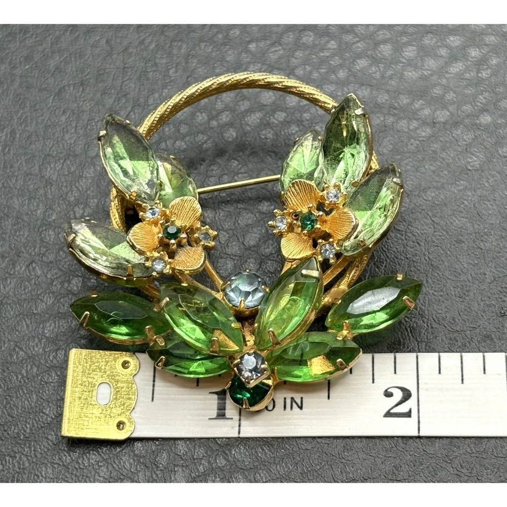 Vintage Green Crystal Rhinestone Gold Tone Flower Wreath Pin Brooch